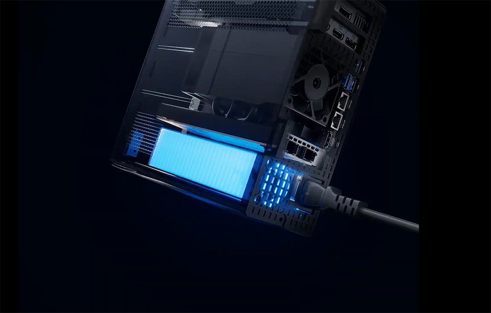 Komputer MINISFORUM MS-02 Wnętrze komputera z widocznym podzespołem pamięci i podłączonym przewodem zasilającym