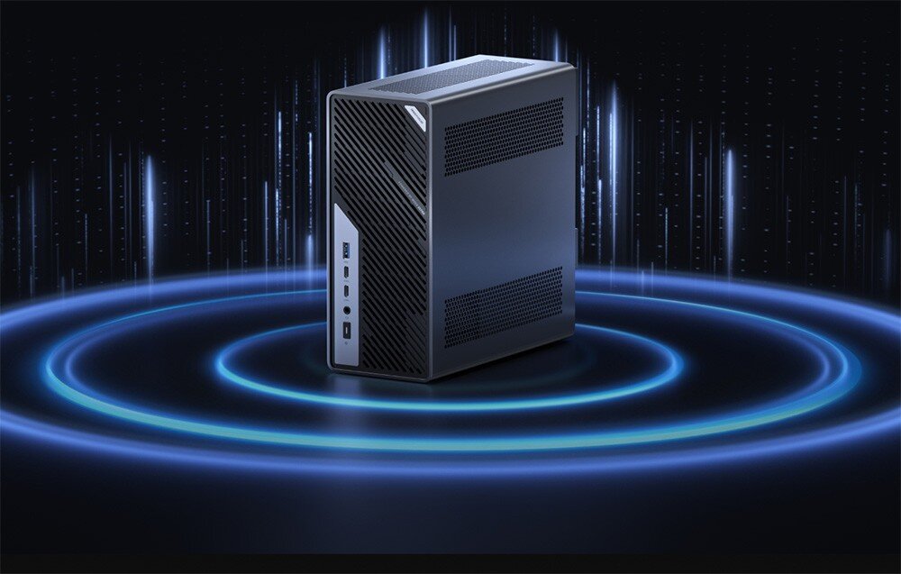 Komputer MINISFORUM MS-02 Kompaktowa obudowa komputera stoi na podświetlonej, futurystycznej platformie z efektami świetlnymi