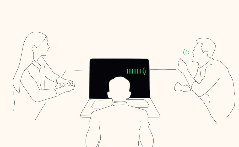 Ilustracja przedstawia trzy osoby siedzące przy stole z laptopem, na ekranie którego widoczny jest symbol mikrofonu i zielony wskaźnik poziomu dźwięku. Jedna z osób wydaje się mówić w kierunku laptopa.