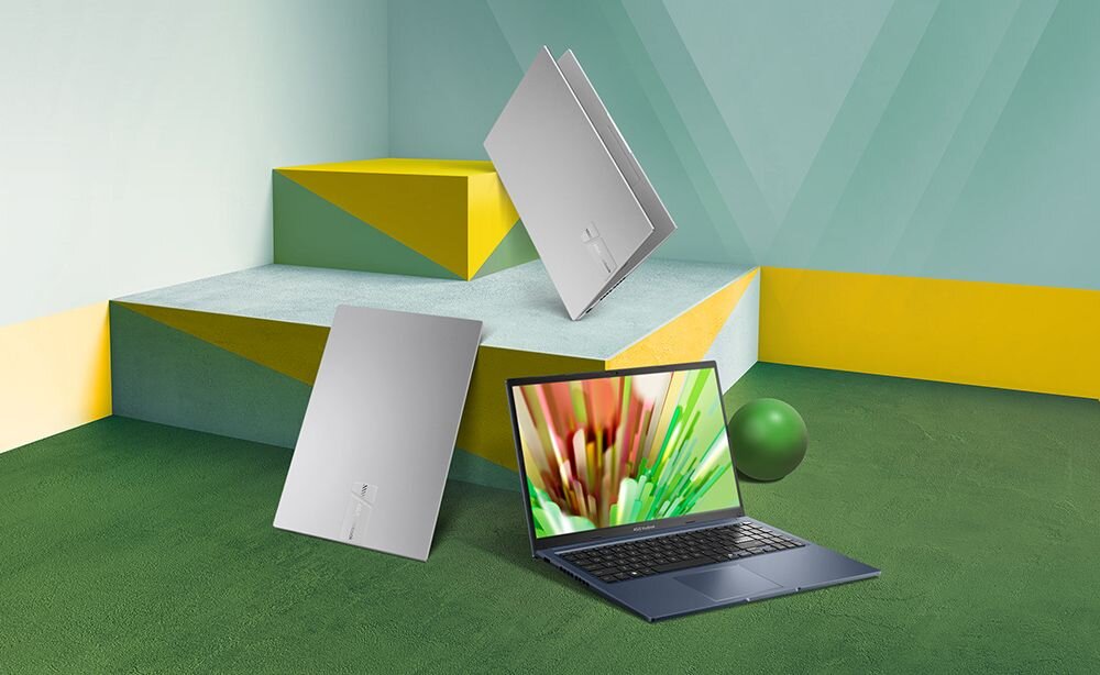 Laptop ASUS VivoBook 15 M1502NAQ na biurku z dużym ekranem – Gotowy na Twoje potrzeby