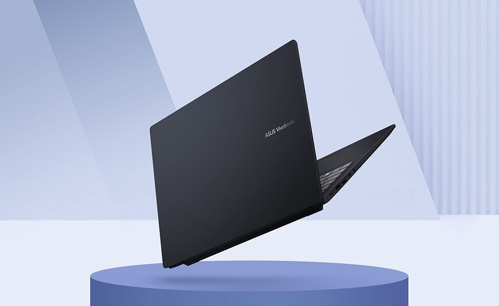 Na obrazie widoczny jest czarny laptop z logo \'ASUS Vivobook\' na pokrywie, ustawiony na niebieskim cylindrycznym postumencie. Tło jest w odcieniach niebieskiego z geometrycznymi wzorami.