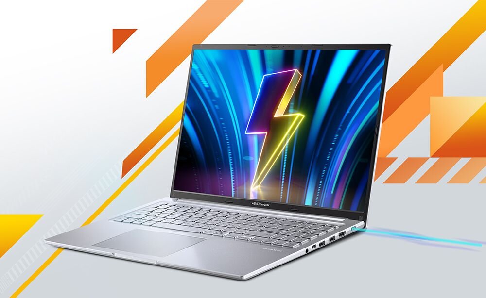 Laptop ASUS VivoBook 16 z funkcją szybkiego ładowania prezentuje graficzny motyw błyskawicy na futurystycznym tle – Szybkie ładowanie baterii