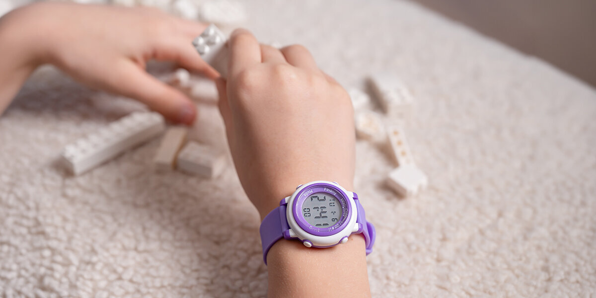 Smartwatch SPONGE WatchMe Kids na dłoni dziecka.