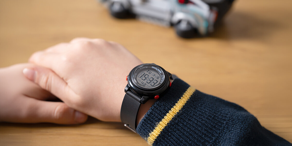 Smartwatch SPONGE WatchMe Kids na dłoni dziecka.
