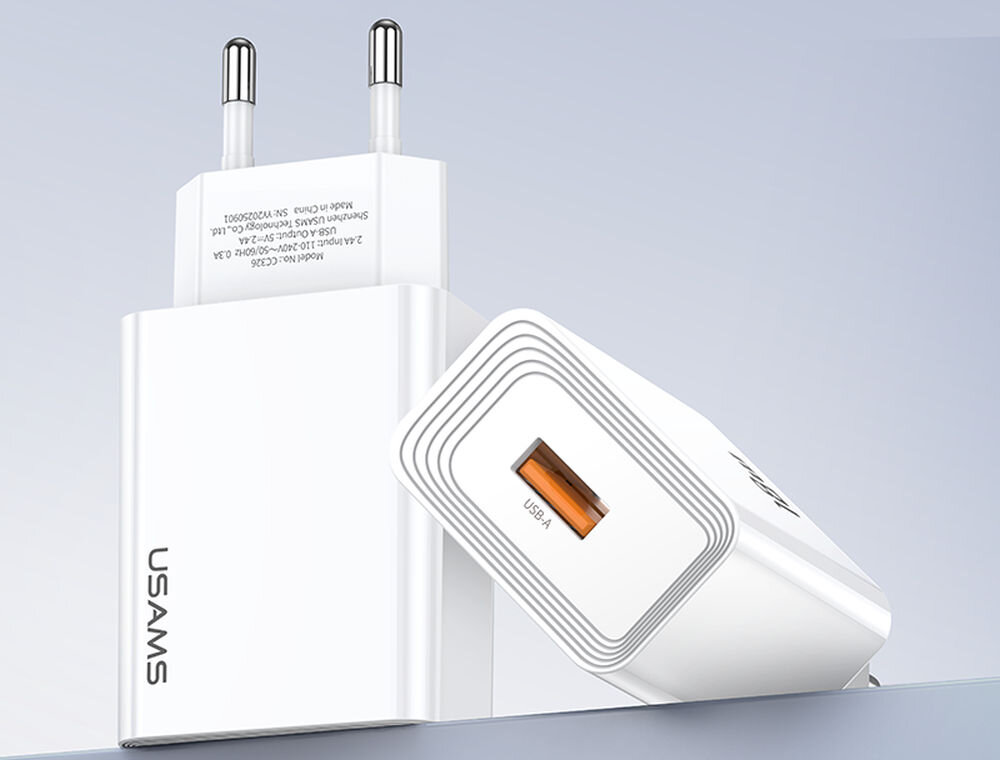 Na obrazie widoczne są dwie białe ładowarki sieciowe z logo USAMS, jedna z nich ma widoczne złącze USB-A. Na jednej z ładowarek widoczny jest tekst: \'USAMS\'.