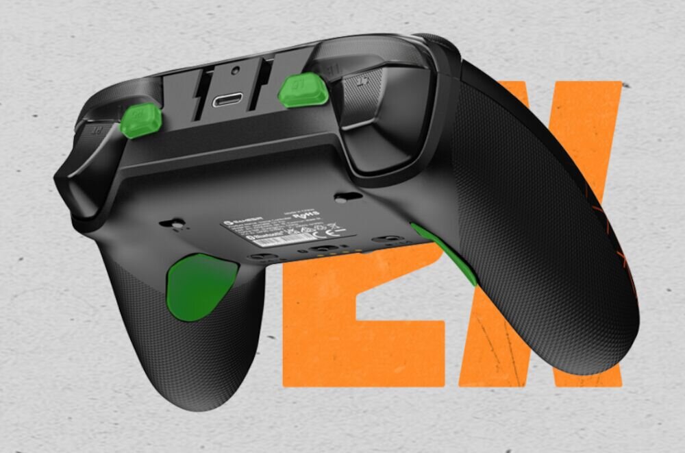 Kontroler GAMESIR G7 Pro Zenless Zone Zero Edition pad pod kątem od strony portu ładowania na szarym tle pomarańczowy napis przyciski i wibracje