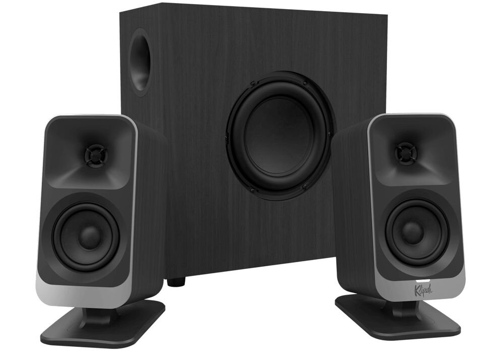 Na obrazie widoczne są dwie czarne kolumny podstawkowe oraz subwoofer. Na dolnej części jednej z kolumn znajduje się logo \'Klipsch\'.