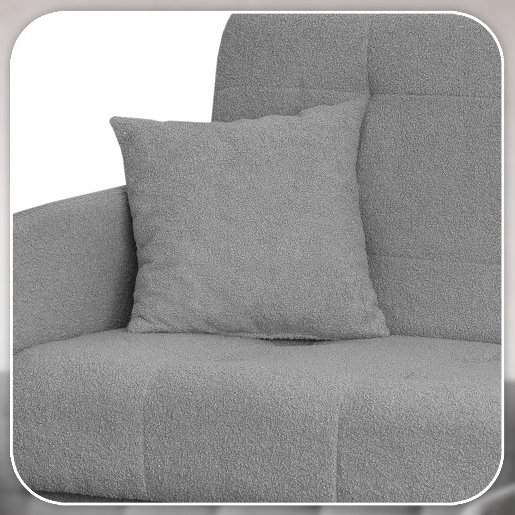 Szara sofa z funkcją spania, pokryta materiałem przypominającym baranka, z widoczną poduszką na siedzisku.