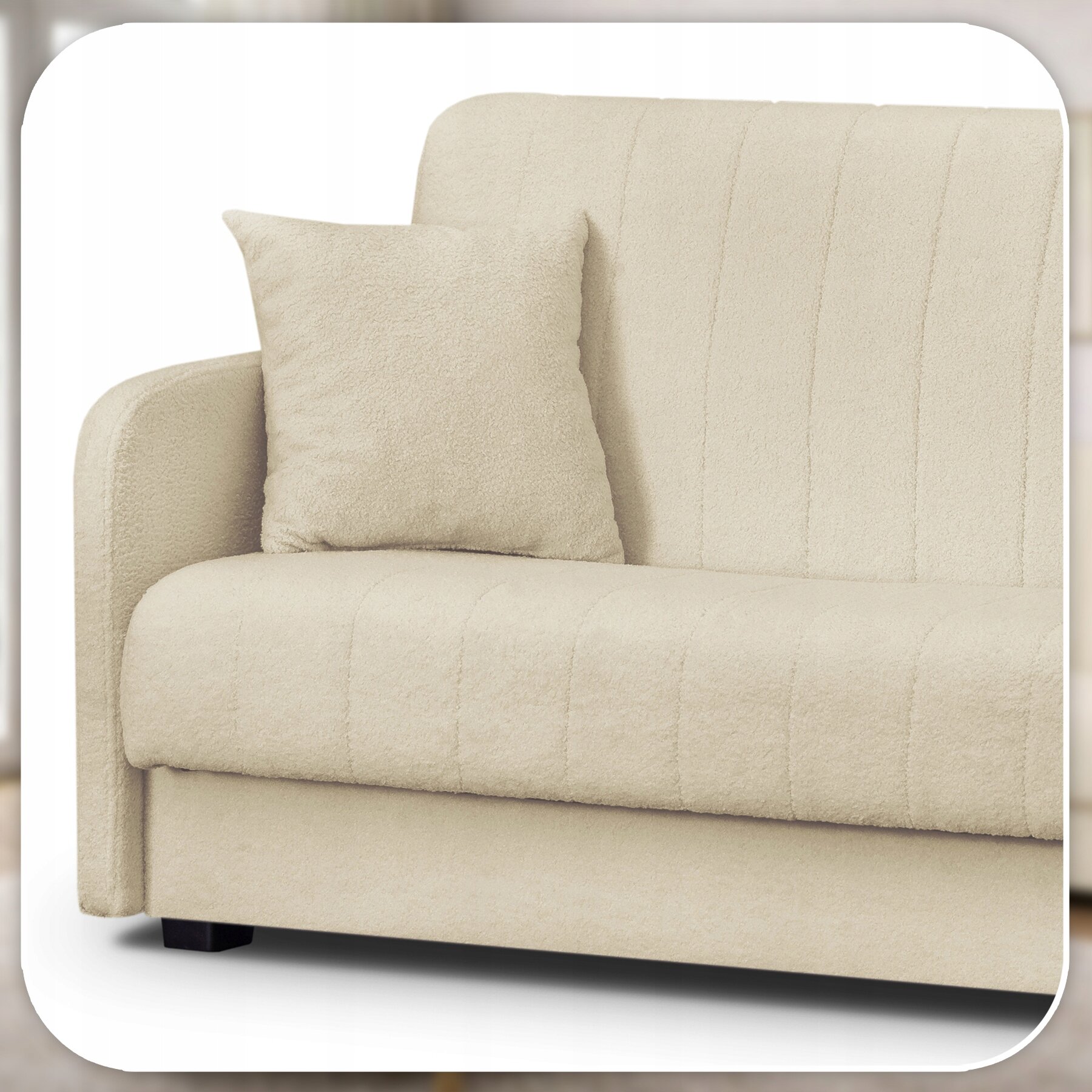 Beżowa sofa z funkcją spania, z widoczną poduszką na siedzisku. Sofa ma prosty, nowoczesny design z pionowymi przeszyciami na oparciu.