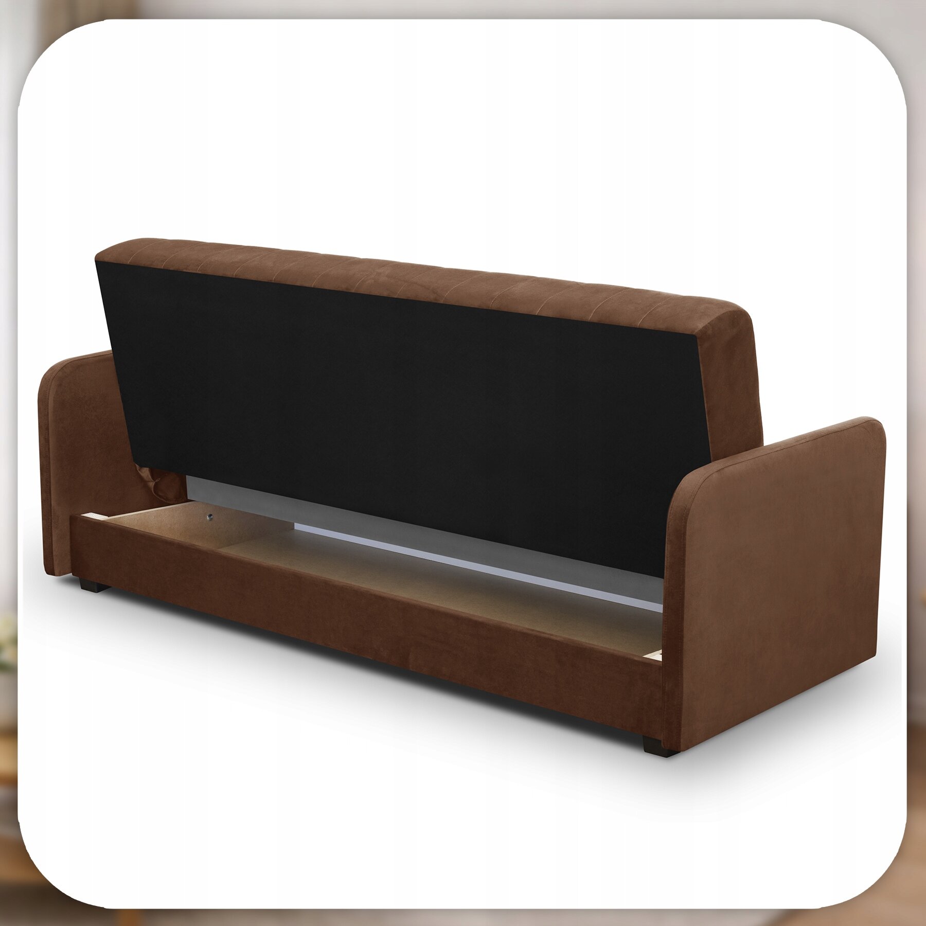 Brązowa rozkładana sofa z funkcją spania, widoczna od tyłu z otwartym schowkiem na pościel. Sofa ma proste, zaokrąglone podłokietniki i czarną tylną część oparcia.