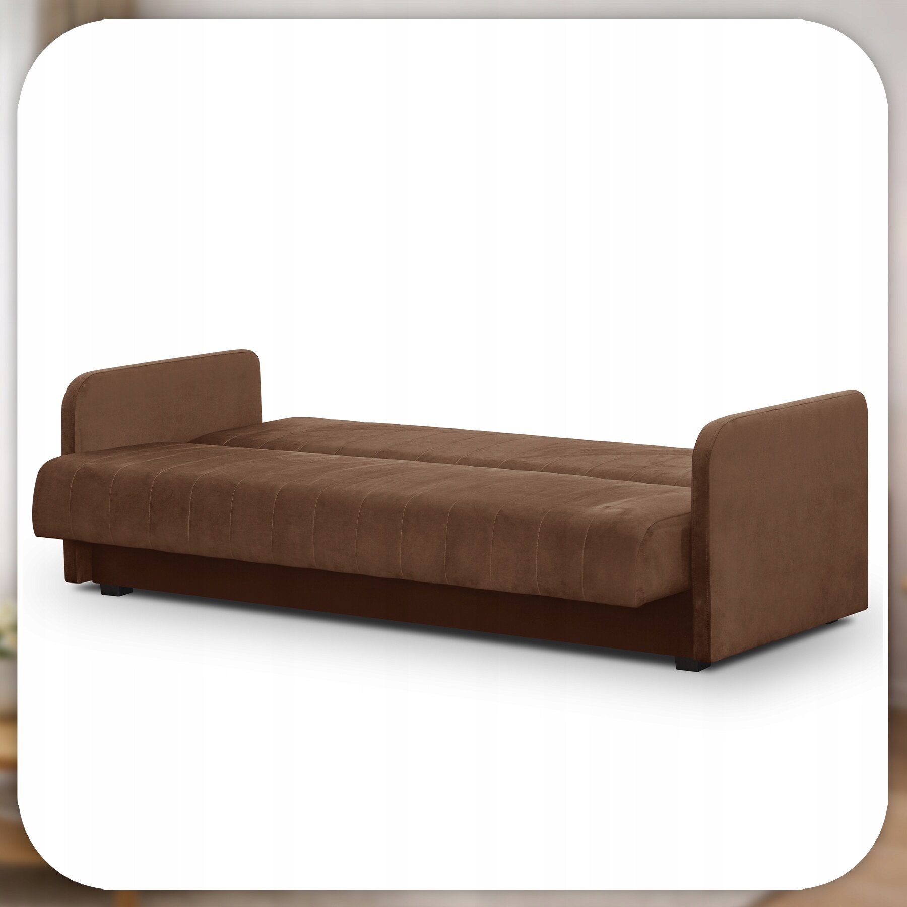 Brązowa rozkładana sofa z funkcją spania, z prostymi podłokietnikami i pikowanym siedziskiem. Sofa jest ustawiona na białym tle.