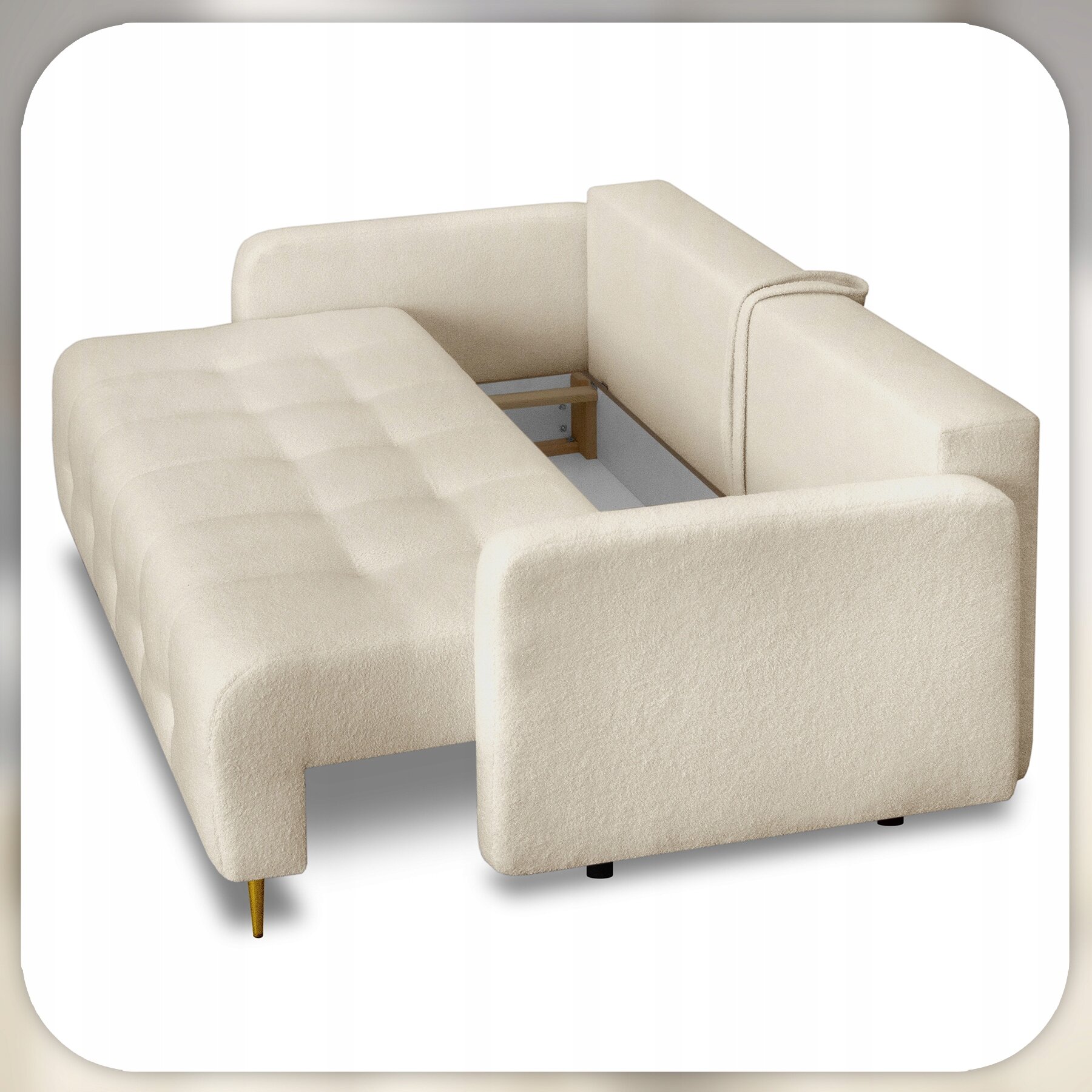 Beżowa sofa rozkładana z funkcją spania, o prostokątnym kształcie i pikowanej powierzchni. Sofa posiada metalowe nóżki i jest ustawiona na białym tle.