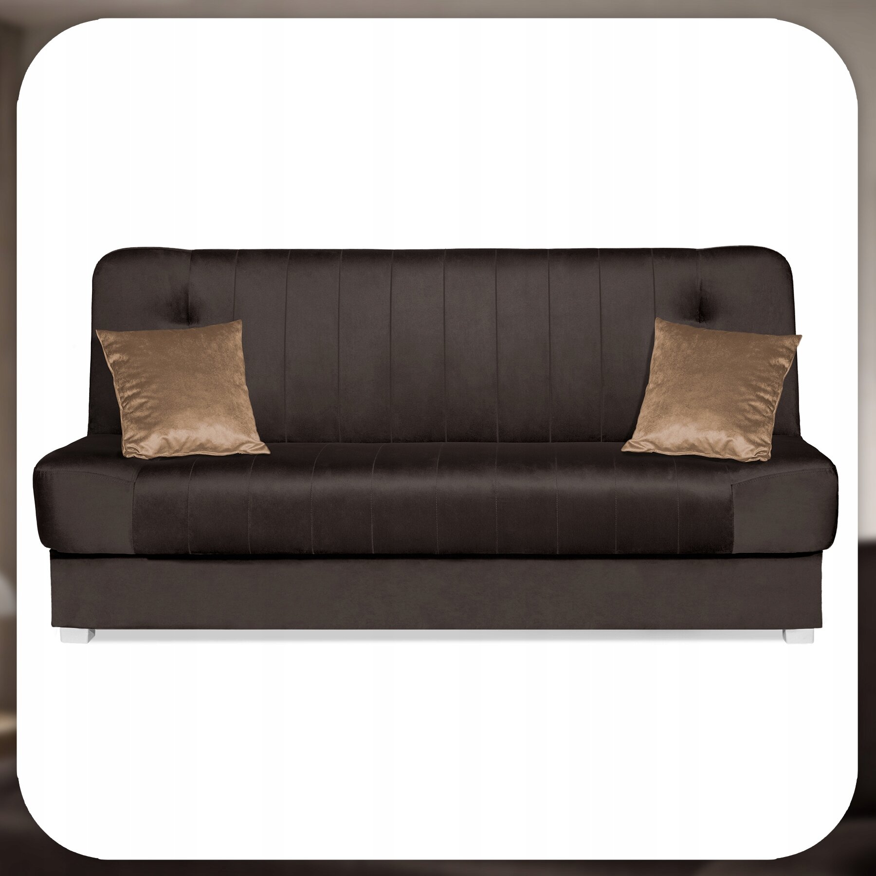 Brązowa welurowa sofa z funkcją spania, wyposażona w dwa jasnobrązowe poduszki. Sofa ma prosty, nowoczesny design z pionowymi przeszyciami na oparciu.