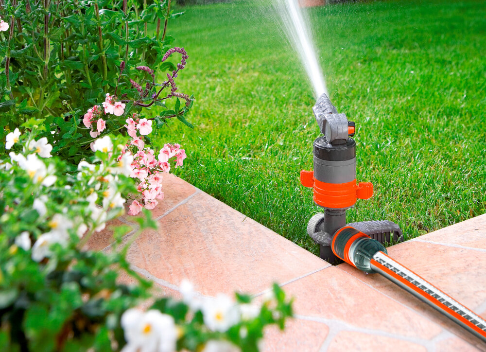 Zraszacz GARDENA Comfort na szpilce 8144-20 ogród trawnik chodnik zraszacz umieszczony w trawniku rozprowadza wodę wydajne nawadnianie skuteczne podlewanie ogrodu