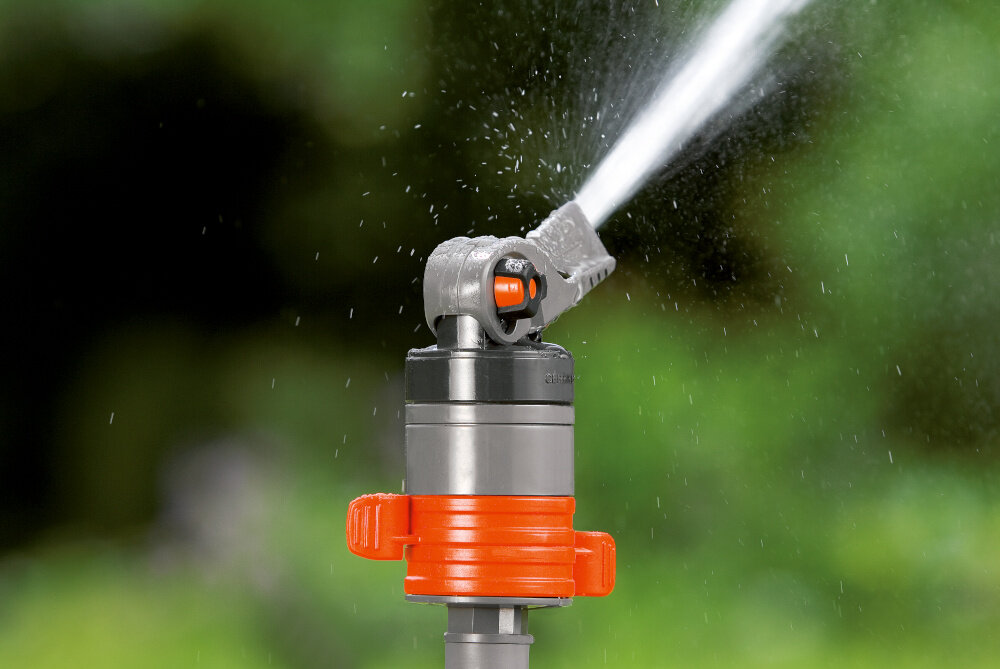 Zraszacz GARDENA Comfort na szpilce 8144-20 trawnik zraszacz na trawniku rozprowadza wodę zraszacz turbinowy na szpilce do podlewania małych i średnich ogrodów obszar podlewania od 75 do 450 m² możliwość regulacji kątów pracy odpowiednia wilgotność gleby zdrowy wygląd