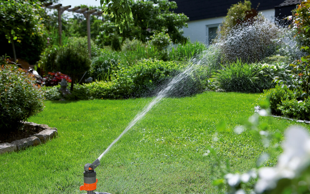 Zraszacz GARDENA Comfort na szpilce 8144-20 ogród trawnik kwiaty krzewy zraszacz na trawie rozprowadza wodę wokół technologia podlewania dwustrefowego deflektor o optymalnym kształcie opatentowany napęd turbinowy odporny na zabrudzenia zapobiega powstawaniu kałuż i przesuszeń