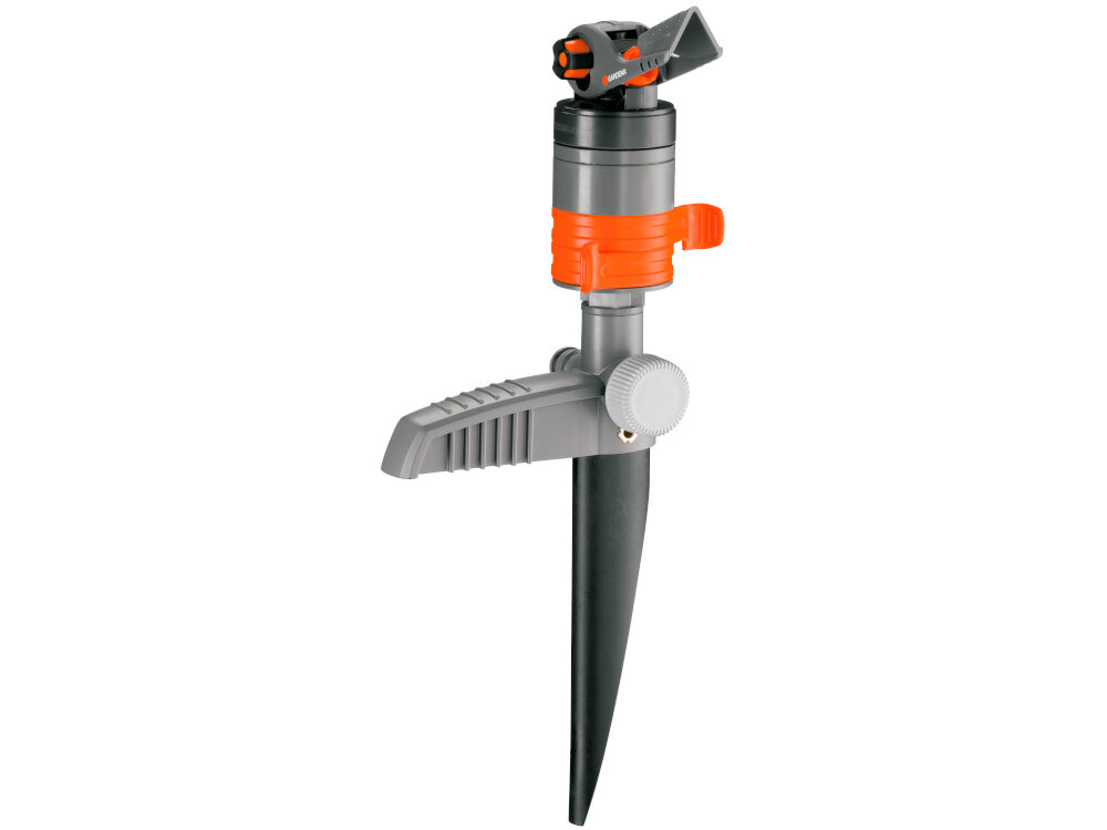 Zraszacz GARDENA Comfort na szpilce 8144-20 zraszacz na białym tle solidna szpilka z tworzywa sztucznego stabilne umieszczenie w ziemi łatwo wyjąć i przenieść w inne miejsce w zestawie przyłącze kranowe GARDENA i korek zamykający szybkie podłączenie do instalacji wodnej