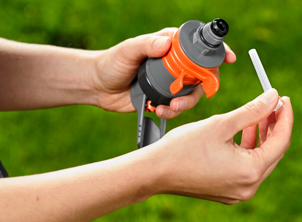 Zraszacz GARDENA Comfort na szpilce 8144-20 trawnik osoba trzyma zraszacz i filtr w dłoniach filtr do zanieczyszczeń w postaci sitka o drobnych oczkach zatrzymuje zabrudzenia chroni napęd przed uszkodzeniem filtr można wyjąć i oczyścić minimalizuje ryzyko awarii równomierne rozprowadzanie wody