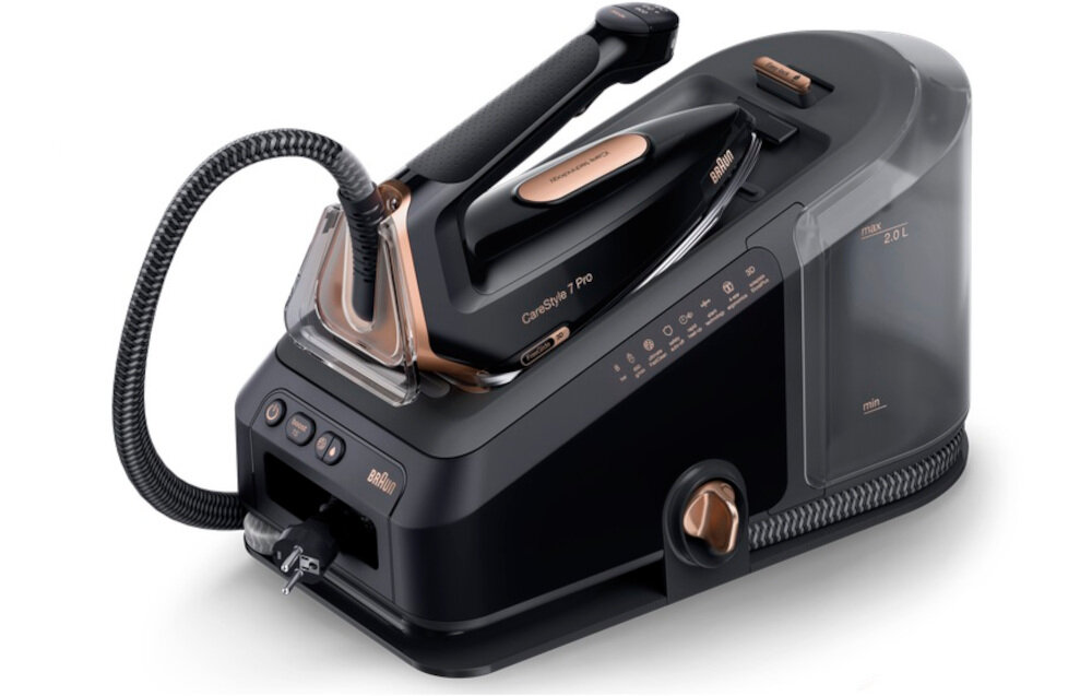 Generator pary w kolorze czarnym z miedzianymi akcentami, z widocznym logo \'Braun\' i napisem \'CareStyle 7 Pro\'. Urządzenie posiada panel sterowania z ikonami oraz przezroczysty zbiornik na wodę z oznaczeniami \'max\' i \'min\'.