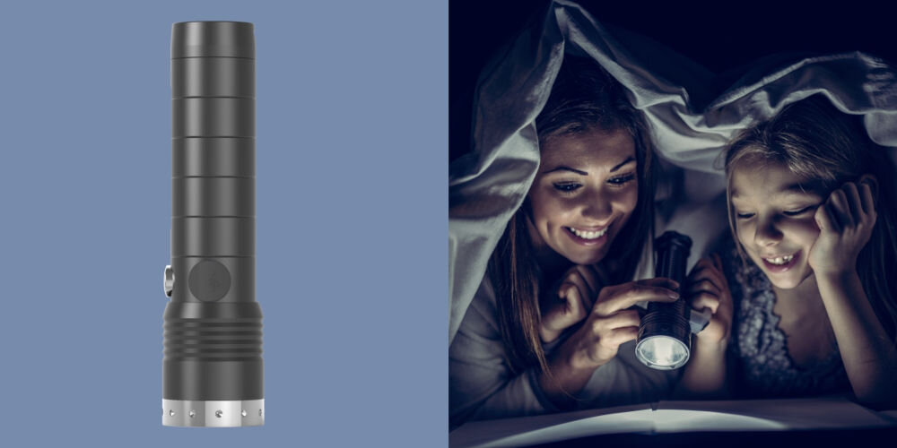 Latarka LEDLENSER MT14 czarna latarka srebrny element kobieta z dzieckiem leży pod kołdrą i czyta książkę z latarką w ręku trzy tryby pracy Tryb Power (1000 lumenów, zasięg 320 m, czas działania 9 h) Mid Power (200 lumenów, 120 m, 20 h) Low Power (10 lumenów, 30 m, 192 h) stroboskop generuje pulsujące światło bezpieczeństwo użytkownika