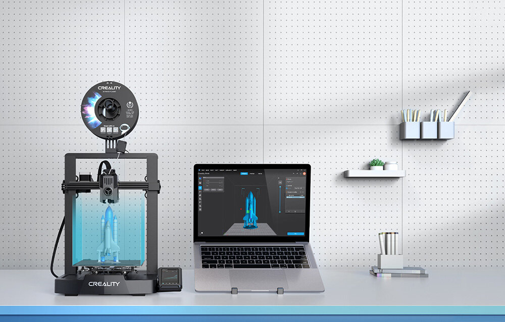 Creality Ender-3 V3 KE drukarka na blacie obok laptop z uruchomionym programem graficznym