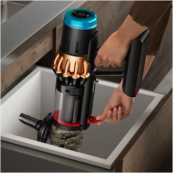 Zdjęcie pokazujące higieniczny sposób opróżniania pojemnika