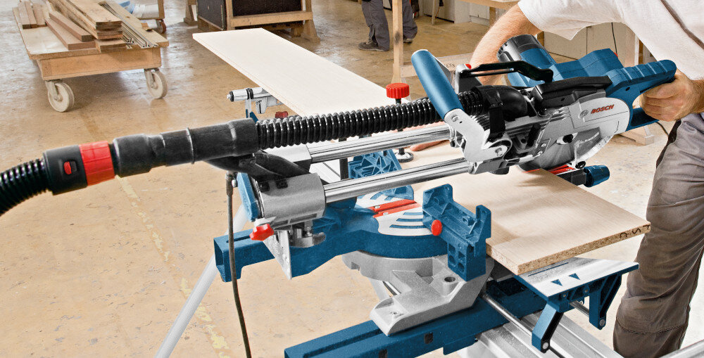 Pilarka ukosowa BOSCH GCM 800 SJ Professional 2-punktowy system odsysania pylu czyste miejsce pracy lepsza widocznosc obrabianego materialu krociec odsysajacy podlaczenie do odkurzacza lub worka na pyl