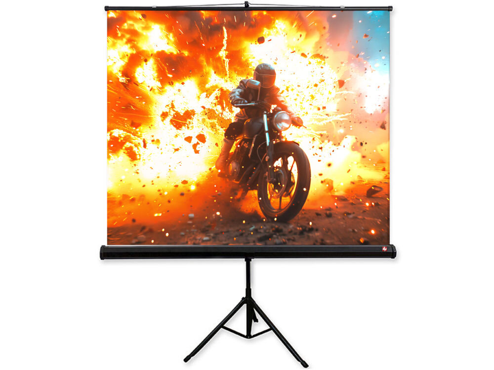 Ekran projekcyjny AVTEK Tripod Standard z ergonomicznym uchwytem, składanym trójnogiem i regulacją wysokości od 250 do 310 cm Ekran projekcyjny Avtek na statywie z wyświetlaną dynamiczną sceną eksplozji i motocyklisty, co ilustruje jakość obrazu.