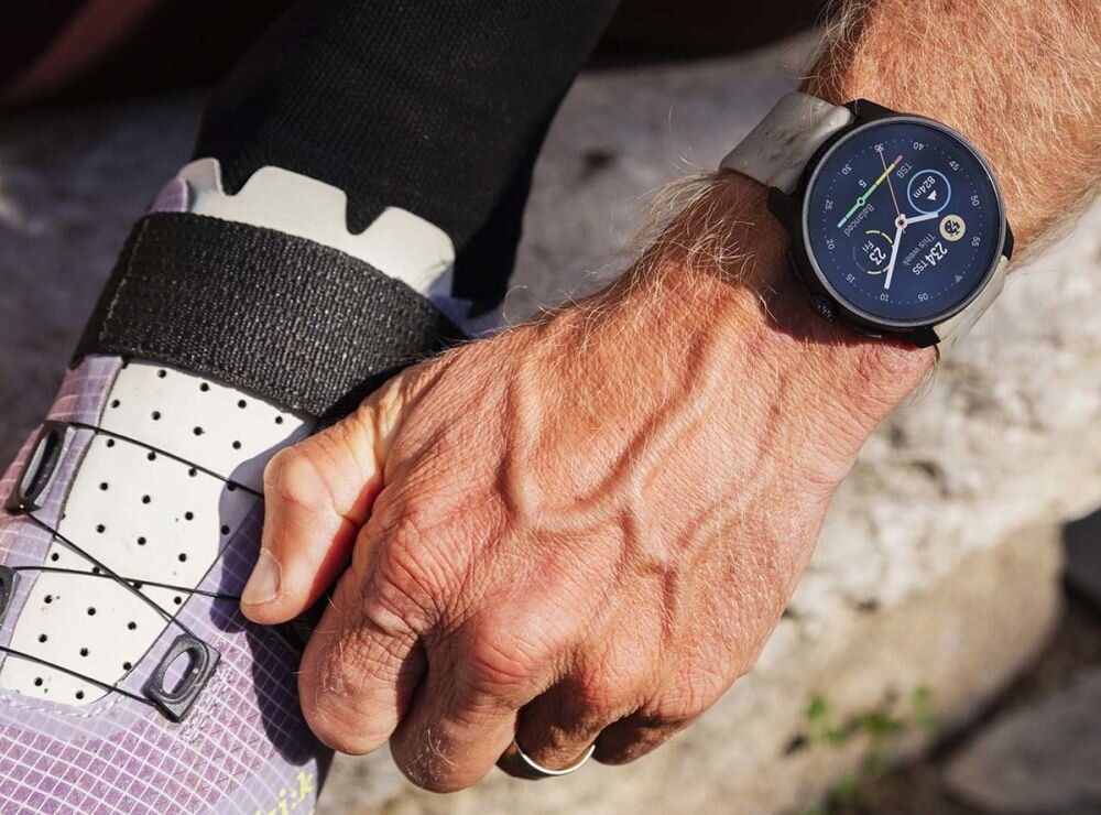 Smartwatch SUUNTO Race S ekran bateria czujniki zdrowie sport pasek ładowanie pojemność rozdzielczość łączność sterowanie krew puls rozmowy smartfon aplikacja