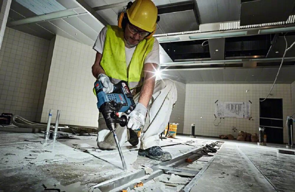 Młot udarowo obrotowy BOSCH GBH 36 V LI Plus Professional Komfortowa praca Lampka robocza LED