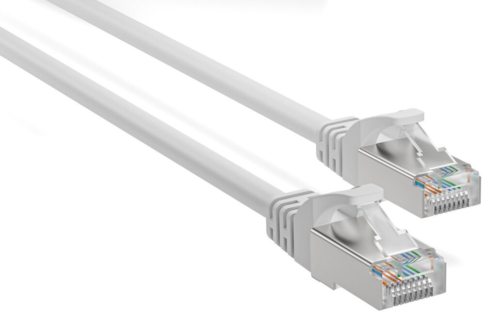 Obraz przedstawia biały kabel sieciowy z dwoma złączami RJ-45 na końcach. Widać kolorowe przewody wewnątrz przezroczystych wtyczek.