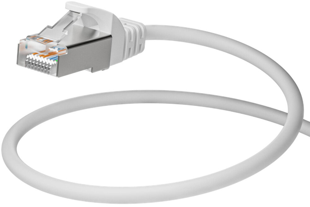 Na obrazie widoczny jest biały kabel sieciowy z wtyczką RJ-45 na końcu. Kabel jest zwinięty w luźną pętlę.