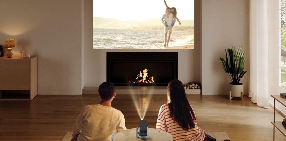 Projektor XGIMI MoGo 2 Pro GTV Full HD 430 ANSI lumen Google TV kino domowe, projektor stojący na stoliku wyświetlający obraz na ścianie