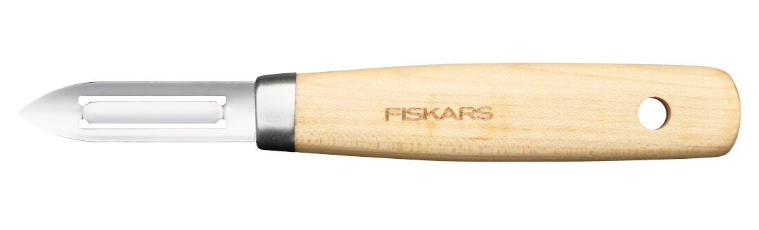 Obierak z drewnianą rączką i metalowym ostrzem. Na rączce widoczne jest logo \'FISKARS\'.