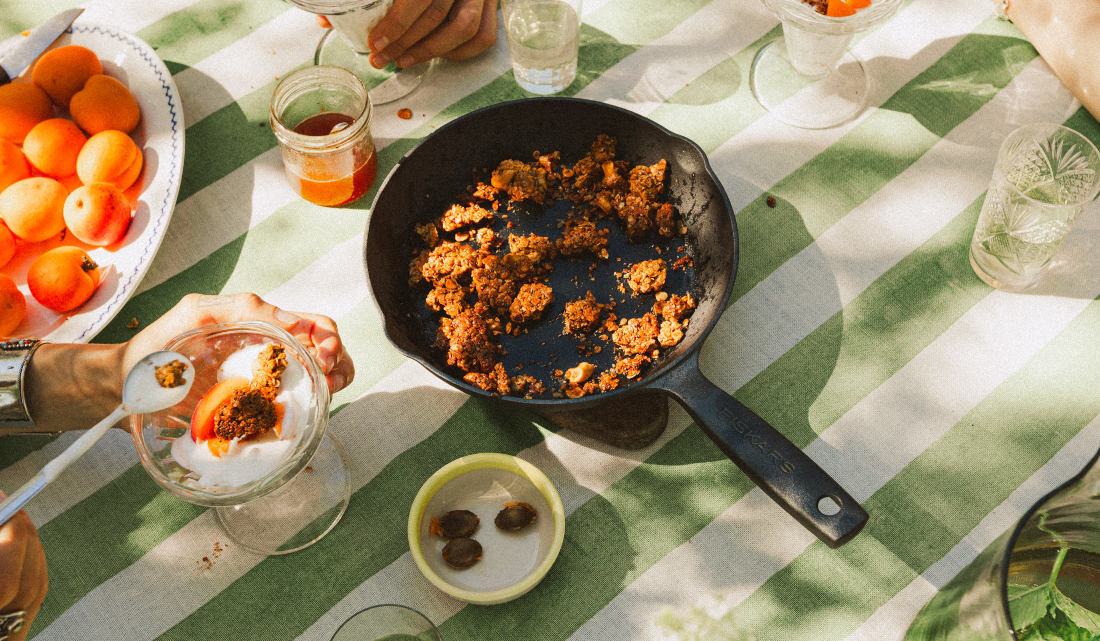 Patelnia żeliwna FISKARS Folken 28 cm zdjęcie lifestyle Przemyślana w każdym calu Dwa funkcjonalne dzióbki żeliwny uchwyt