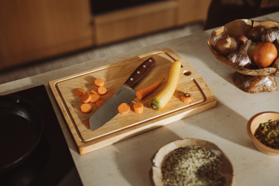 Nóż FISKARS Folken japoński 1075694 zdjęcie lifestyle Do Twojej kuchni