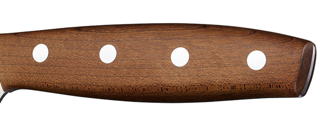 Nóż FISKARS Folken japoński 1075694 zdjęcie lifestyle Naturalne drewno z drewna klonowego potwierdza certyfikat FSC® Proces obróbki termicznej Naturalne różnice w odcieniu i usłojeniu