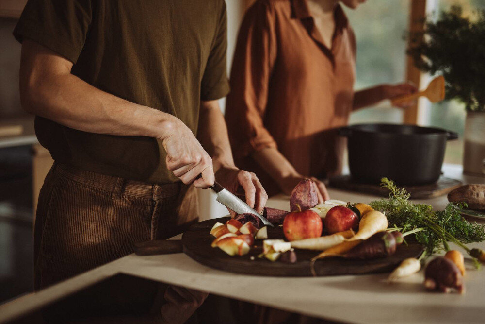 Nóż FISKARS Folken szefa kuchni 1075693 zdjęcie lifestyle z ostrzem o długości 12 cm krojenie warzyw, owoców, ziół oraz małych kawałków mięsa