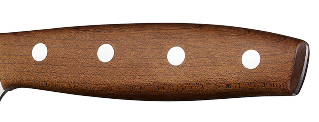Nóż FISKARS Folken szefa kuchni 1075693 zdjęcie lifestyle Naturalne drewno z drewna klonowego potwierdza certyfikat FSC® Proces obróbki termicznej Naturalne różnice w odcieniu i usłojeniu