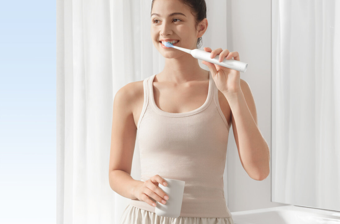 Szczoteczka soniczna USMILE P10 Pro Niebieski Skuteczne usuwanie płytki Soniczna technologia generująca do 34 000 wibracji na minutę do 97% płytki nazębnej wspiera utrzymanie czystych zębów i świeżego oddechu higiena zdrowie jama ustna