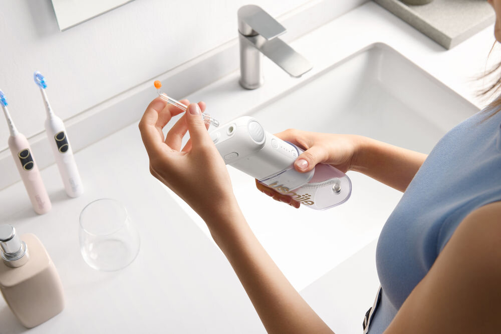 Irygator USMILE C10 Biały Wygodna obsługa Dysza obracana o 360° do trudno dostępnych miejsc w jamie ustnej