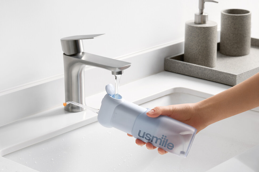 Irygator USMILE C10 Niebieski Pojemny zbiornik wody Zbiornik o pojemności 180 ml bez konieczności dolewania wody