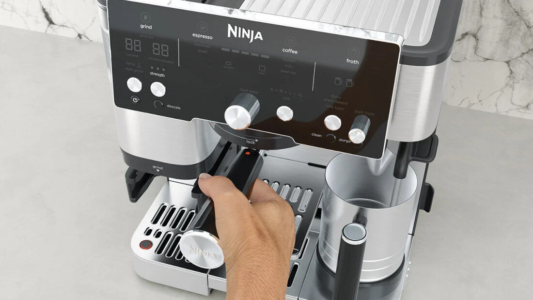 Ekspres NINJA Luxe Café Essential ES501EU  technologia Barista Assist ustawienia temperatury, ciśnienia i grubości mielenia