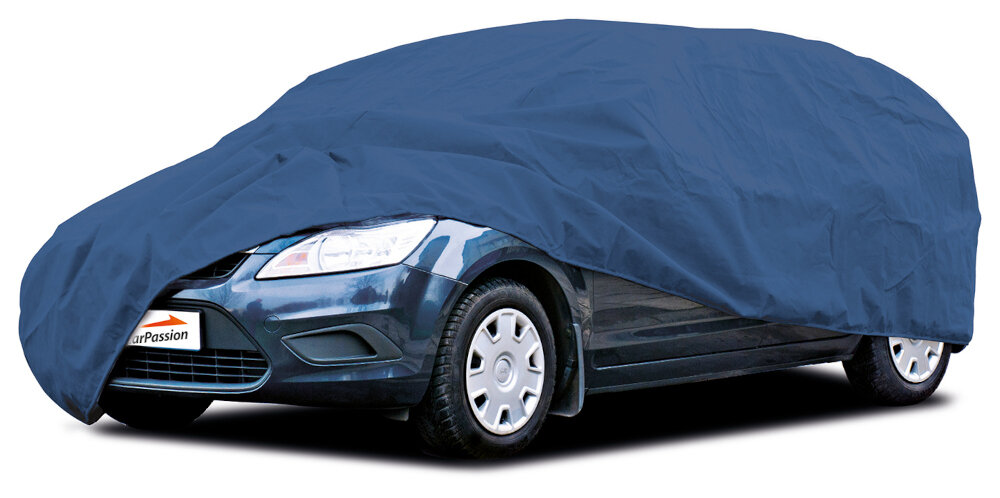 Pokrowiec na samochód CARPASSION Premium 100104 (rozmiar XL) samochód z założonym pokrowcem na białym tle ochrona samochodu przed wpływem czynników atmosferycznych przez cały rok zapobiega korozji osadzaniu się zabrudzeń powstawaniu zarysowań dla samochodów typu hatchback i kombi o długości nadwozia w zakresie 455-485 cm