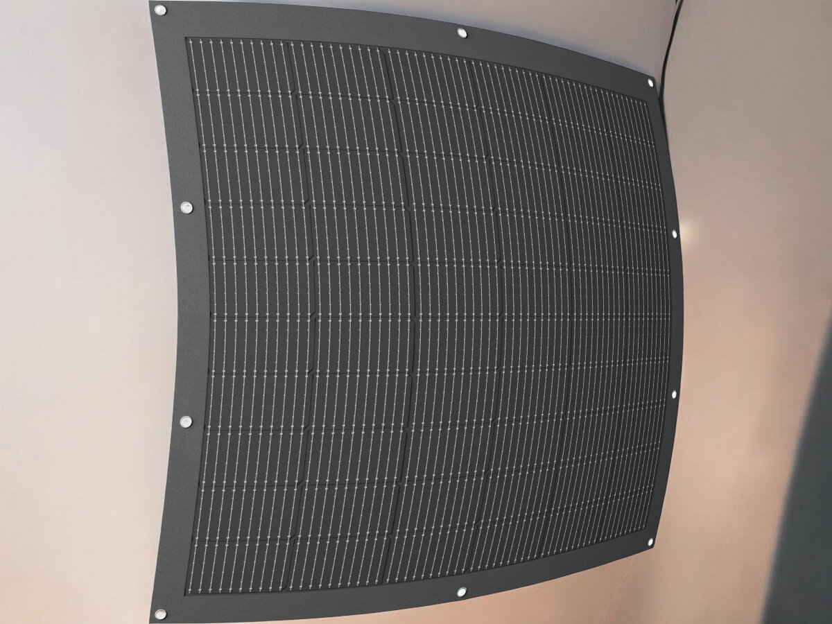 Panel fotowoltaiczny Sunman SMF200J 200W, odporność na warunki, pył, woda, użytkowanie całoroczne, Ujęcie panelu Sunman SMF200J zamontowanego z lekkim wygięciem na powierzchni, widoczne otwory montażowe.