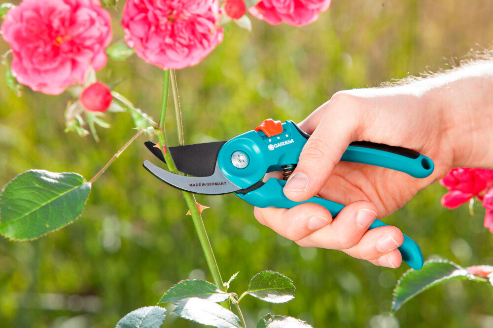 Sekator ręczny GARDENA 08857-20 poreczny latwy w przechowywaniu niewielka budowa efektywnosc komfort pracy dlugosc calkowita 196 mm waga 0,13 kg