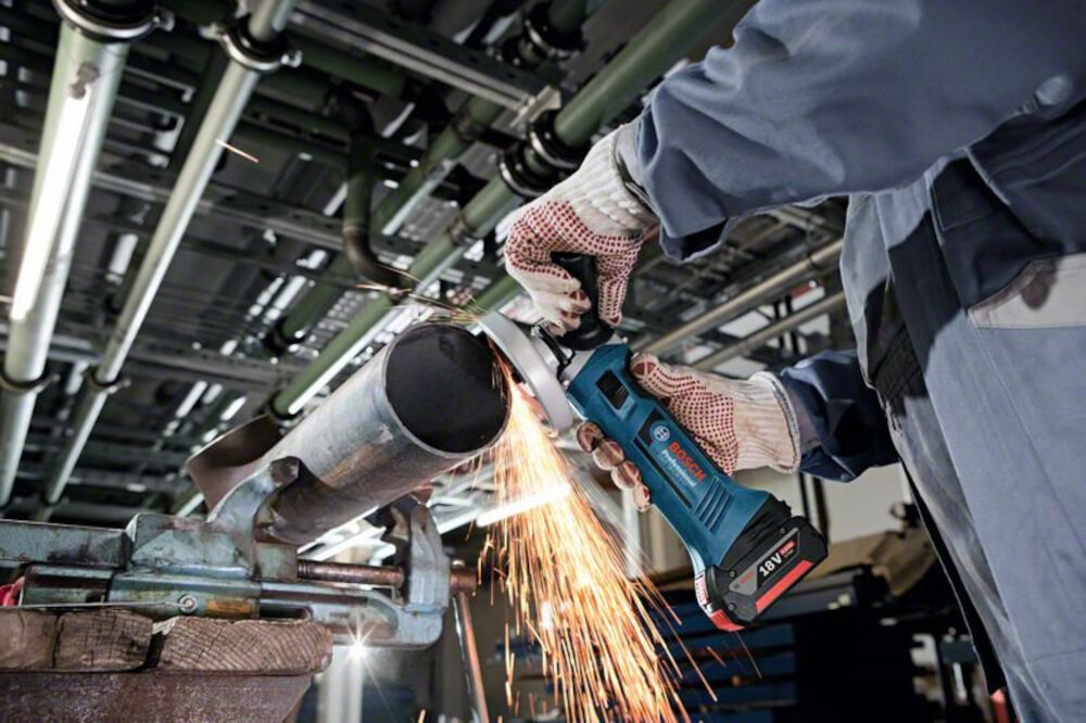 Szlifierka kątowa BOSCH GWS 18-125 V-LI uchwyt typu Softgrip pewny chwyt system elektronicznego ochrony ogniw BOSCH ECP zabezpieczonie przed przeciążeniem wskaźnik naładowania