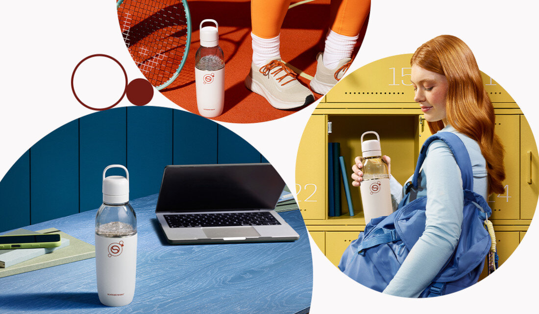 Obraz przedstawia trzy sceny z butelką termiczną SODASTREAM Fizz&Go Easy Mix Piaskowy. Butelka znajduje się obok laptopa, w ręku osoby przy szafkach oraz na tle sprzętu sportowego.