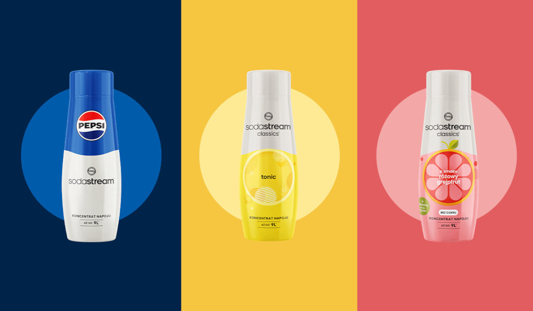 Trzy butelki koncentratów napojów SodaStream na kolorowych tłach: niebieskim, żółtym i różowym. Na etykietach widoczne są napisy: \'Pepsi\', \'tonic\', \'różowy grejpfrut\'.