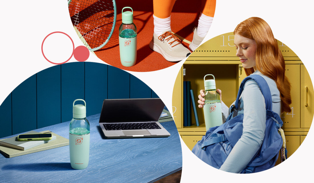 Obraz przedstawia trzy sceny z miętową butelką termiczną z logo SODASTREAM. Butelka znajduje się na stole obok laptopa, w ręce osoby przy szafce oraz na korcie tenisowym obok rakiety.